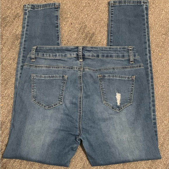 EUC Juniors Size 9 Distressed Jean Bee & Ceci Los Angeles Medium Wash - Picture 11 of 11